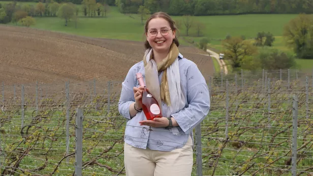 Blandine Mocquart dans les vignes avec sa bouteille en main